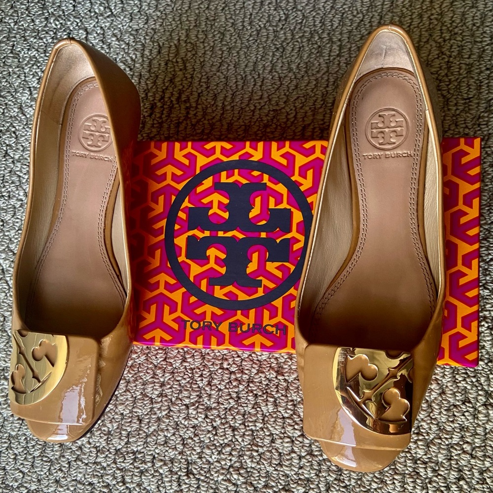 Almost New Tory Burch Square-Toe Logo Flat-Soft Patent Calf